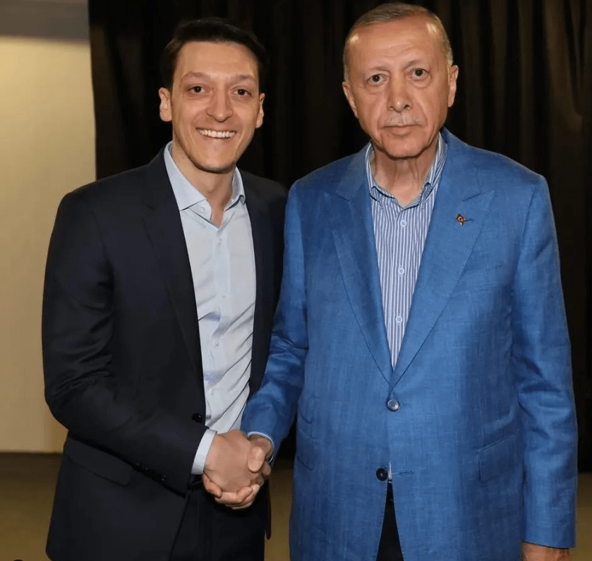 Mesut Özil und Recep Tayyip Erdoğan Eine politische Fußballverbindung