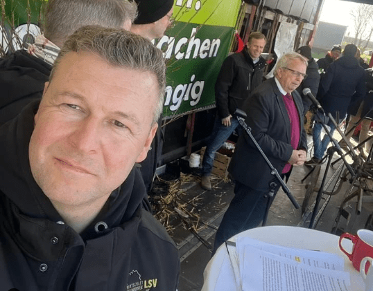 Claus Hochrein verstärkt die Frustration der Landwirte bei Berliner Protesten