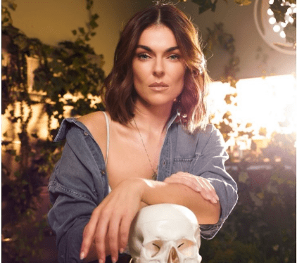 Enthüllung von Serinda Swan als Karla Dixon in Reacher Staffel 2